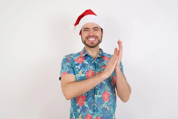 Hombre Vistiendo Sombrero Navidad Aplaudiendo Feliz Alegre Sonriendo Orgullosas Manos —  Fotos de Stock