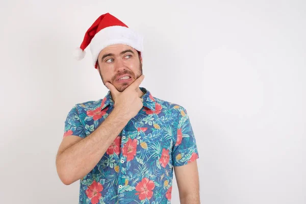 Jeune Homme Chapeau Père Noël Pensant Inquiet Une Question Préoccupé — Photo