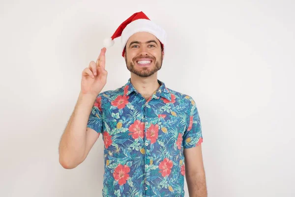 Noel Baba Şapkalı Genç Adam Çince Işaret Dilinde Numarayı Işaret — Stok fotoğraf
