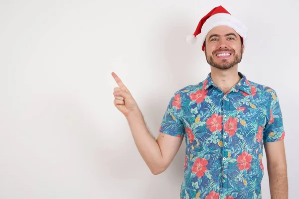 Joven Santa Sombrero Indicando Con Dedo Espacio Vacío —  Fotos de Stock