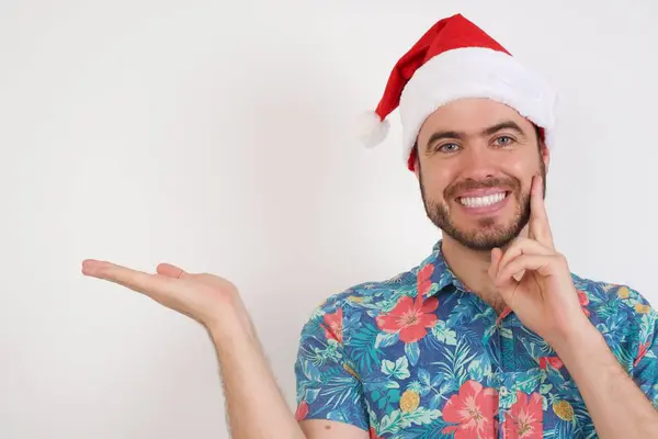 Jonge Man Santa Hoed Met Open Palm — Stockfoto