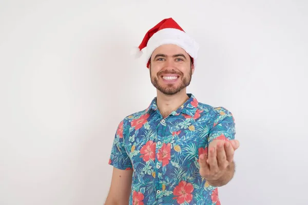 Jonge Man Santa Hoed Aanbieden Van Palm Het Geven Van — Stockfoto