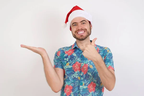 Jeune Homme Chapeau Père Noël Montrant Main Paume Faisant Geste — Photo