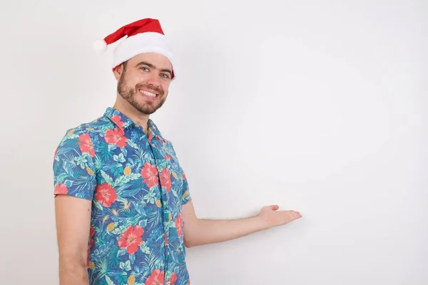 Молодой Человек Шляпе Санта Чувствует Себя Счастливым Веселым Улыбается Приветствует — стоковое фото