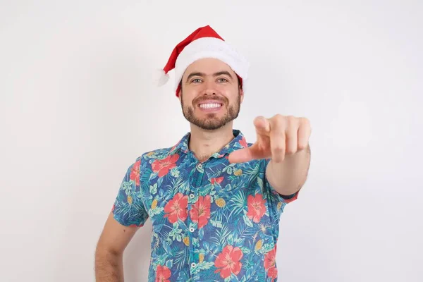Noel Baba Şapkalı Genç Adam Kameraya Tatmin Olmuş Kendinden Emin — Stok fotoğraf