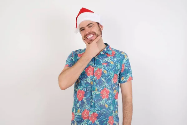 Noel Baba Şapkalı Genç Adam Kameraya Kendinden Emin Bakıyor Elleri — Stok fotoğraf