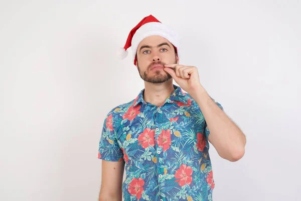 Hombre Vistiendo Sombrero Navidad Pie Sobre Aislada Boca Fondo Amarillo —  Fotos de Stock