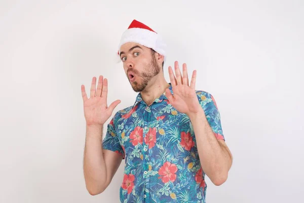 Een Jongeman Met Een Kerstmuts Die Weigerde Ontkende Met Angst — Stockfoto