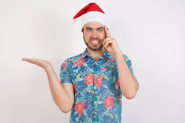 Noel Baba Şapkalı Genç Adam Kafasının Karışık Rahatsız Bir Şekilde — Stok fotoğraf