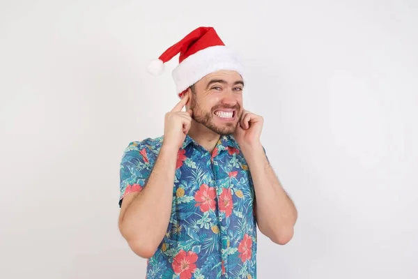Jeune Homme Chapeau Père Noël Couvrant Les Oreilles Avec Des — Photo