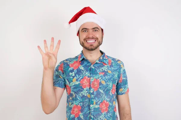 Mladý Muž Klobouku Santa Ukazuje Ukazuje Prsty Číslo Čtyři Zároveň — Stock fotografie