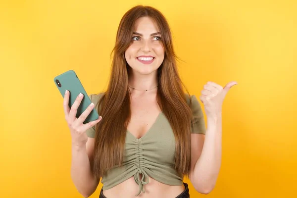 Hermosa Mujer Joven Posando Con Teléfono Inteligente Moderno Sobre Fondo —  Fotos de Stock
