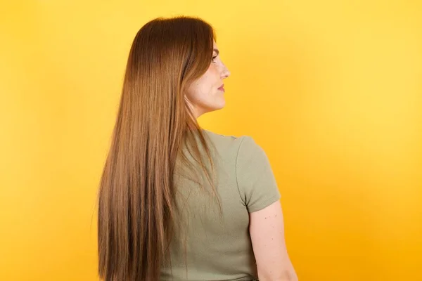 Vista Trasera Una Hermosa Mujer Joven Pie Contra Pared Amarilla —  Fotos de Stock