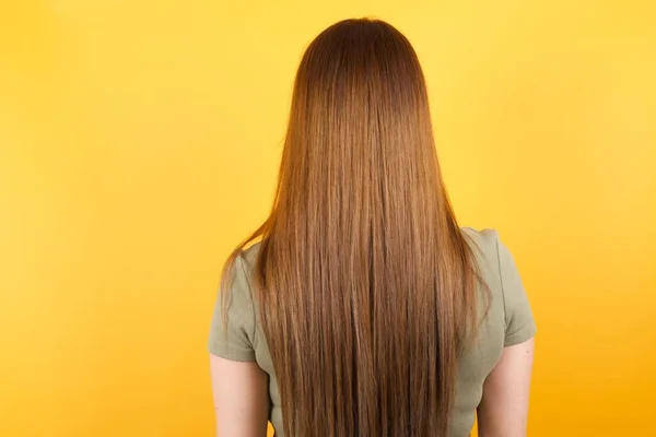 Back View Beautiful Young Woman Standing Yellow Wall Studio Shoot — Stock Photo, Image