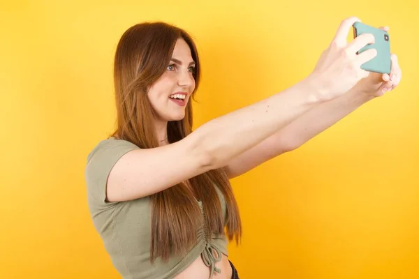 Bella Giovane Donna Posa Sfondo Giallo Studio — Foto Stock