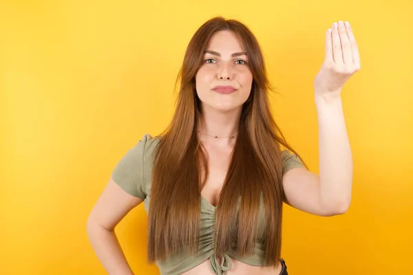 Hermosa Mujer Joven Enojado Gesto Típico Italiano Con Mano Mirando — Foto de Stock