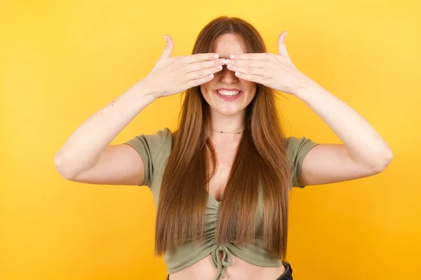 Krásná Mladá Žena Zakrývající Oči Rukama Veselý Vtipný Úsměv Slepý — Stock fotografie