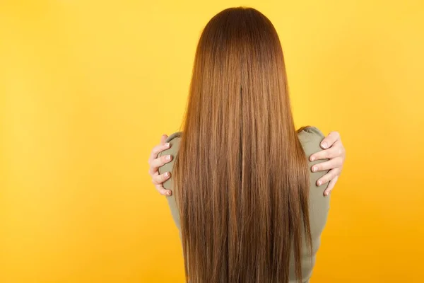 Schöne Junge Frau Die Sich Glücklich Und Positiv Von Hinten — Stockfoto