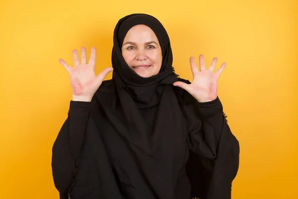 Wanita Dewasa Cantik Mengenakan Jilbab Berpose Atas Latar Belakang