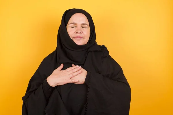Belle Femme Mature Portant Hijab Posant Sur Fond Jaune Studio — Photo