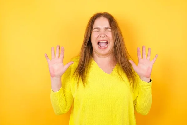 Mujer Emotiva Ríe Voz Alta Oye Broma Divertida Historia Levanta —  Fotos de Stock