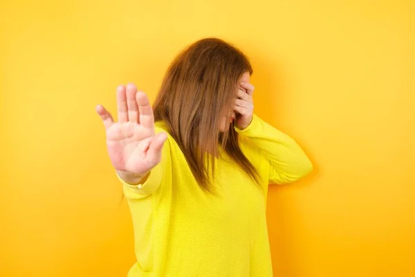 Mensen Lichaamstaal Jonge Vrouw Bedekt Ogen Met Palm Doet Stop — Stockfoto