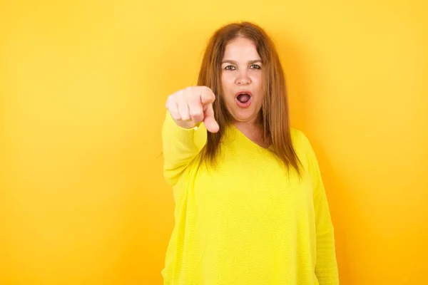 Beautiful Mature Woman Pointing Finger Surprised Ahead Open Mouth Amazed — Stock Photo, Image