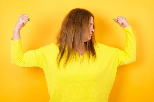 Beautiful Mature Woman Showing Arms Muscles Smiling Proud Fitness Concept — Stock Photo, Image