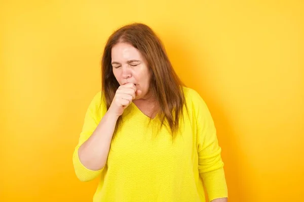 美丽的成熟女人感觉不适 咳嗽是感冒或支气管炎的症状 保健概念 — 图库照片