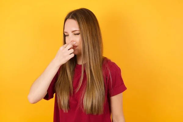 Hermosa Mujer Joven Oliendo Algo Apestoso Repugnante Olor Intolerable Conteniendo —  Fotos de Stock