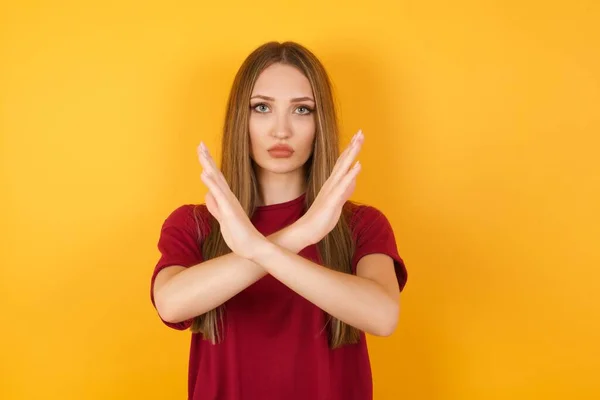 Hermosa Joven Con Expresión Rechazo Brazos Cruzados Haciendo Signo Negativo — Foto de Stock