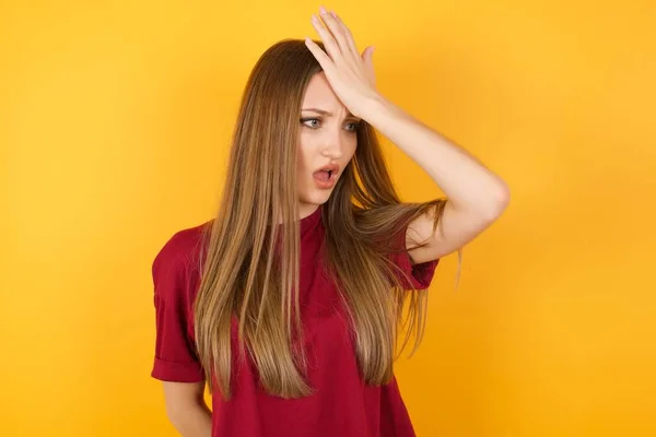 Beautiful Young Woman Surprised Hand Head Mistake Remember Error Forgot — Stock Photo, Image