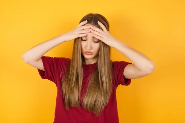 Bella Giovane Donna Che Soffre Forte Mal Testa Disperata Stressata — Foto Stock