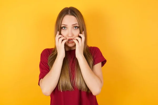 Hermosa Joven Mujer Expresa Emoción Emoción Mantiene Mandíbula Caída Las — Foto de Stock