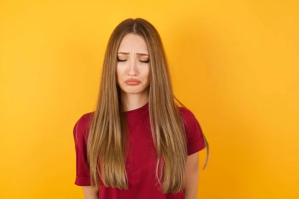 Gyönyörű Fiatal Görbe Alsó Ajkak Becsukja Szemét Kétségbeesés Hogy Depresszió — Stock Fotó