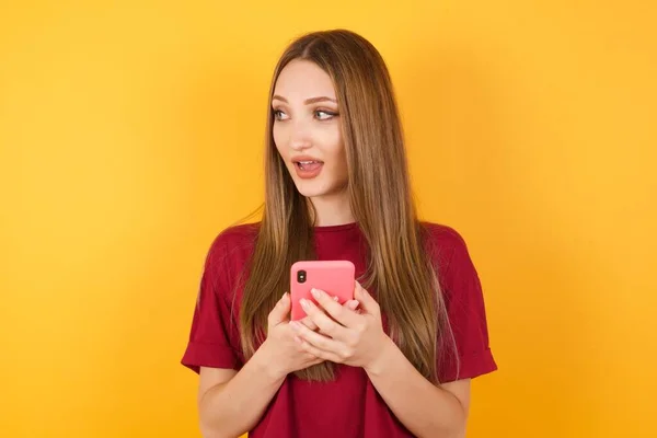 Hermosa Mujer Joven Usando Nuevo Teléfono Inteligente —  Fotos de Stock