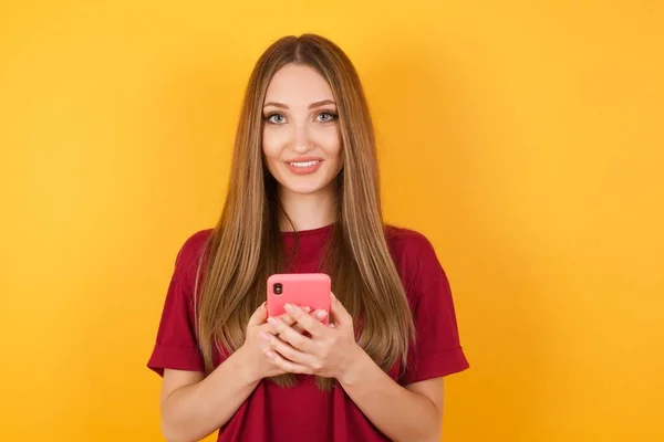 Hermosa Mujer Joven Usando Nuevo Teléfono Inteligente —  Fotos de Stock
