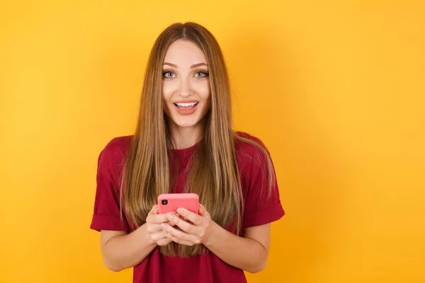 Hermosa Mujer Joven Usando Nuevo Teléfono Inteligente —  Fotos de Stock