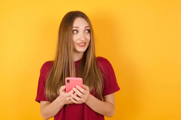 Hermosa Mujer Joven Usando Nuevo Teléfono Inteligente —  Fotos de Stock