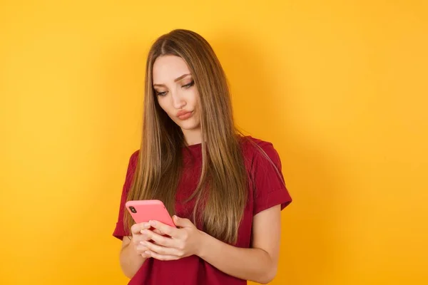 Mulher Bonita Usando Novo Smartphone — Fotografia de Stock