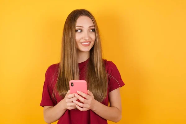 Hermosa Mujer Joven Usando Nuevo Teléfono Inteligente —  Fotos de Stock