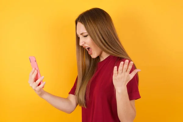 Hermosa Mujer Joven Usando Nuevo Teléfono Inteligente —  Fotos de Stock