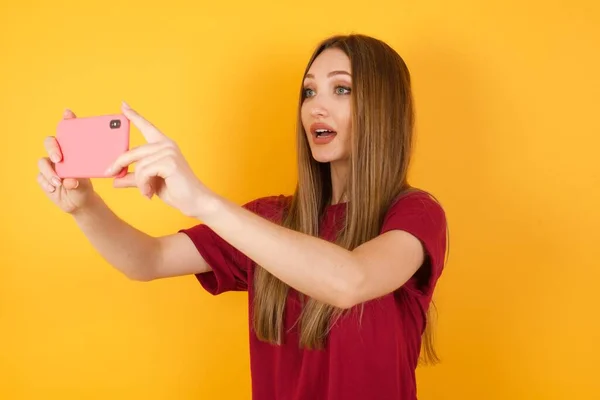 Mulher Bonita Tomando Uma Selfie Para Publicá Nas Mídias Sociais — Fotografia de Stock