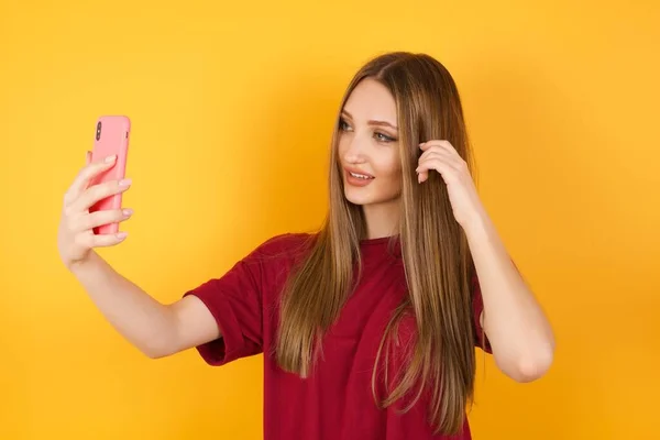 Krásná Mladá Žena Úsměvem Brát Selfie Připraven Zveřejnit Svých Sociálních — Stock fotografie