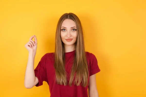 Ung Vacker Kvinna Visar Sju Fingrar Gest Kinesiska Teckenspråk — Stockfoto