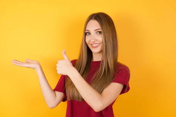 Schöne Junge Frau Zeigt Handfläche Und Tut Geste Mit Erhobenem — Stockfoto