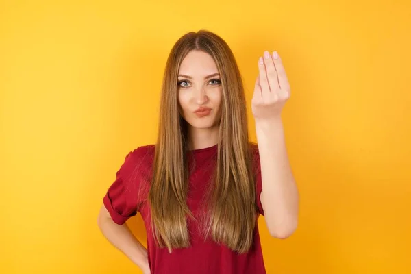 Hermosa Mujer Joven Gesto Típico Italiano Con Mano Mirando Cámara — Foto de Stock