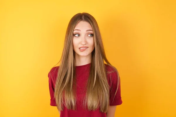 Hermosa Joven Mordiendo Labio Mirando Hacia Arriba Espacio Vacío — Foto de Stock