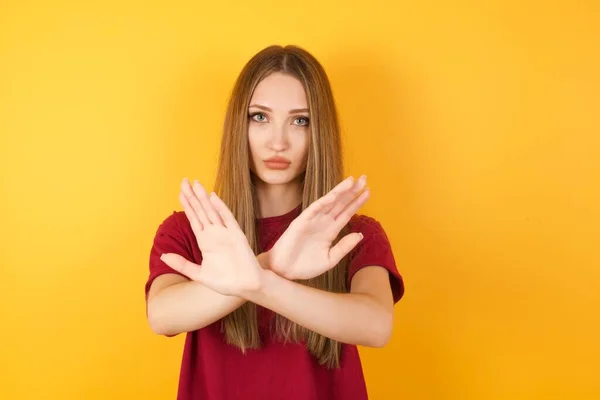 Hermosa Joven Mujer Tiene Expresión Rechazo Cruzando Brazos Haciendo Signo — Foto de Stock