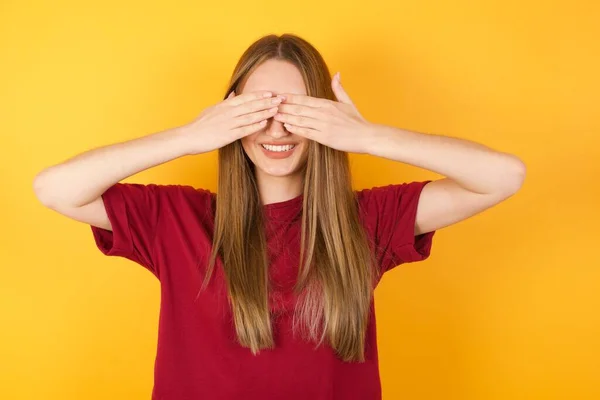 Güzel Genç Bir Kadın Elleri Ile Gözlerini Kapatıyor Neşeli Komik — Stok fotoğraf